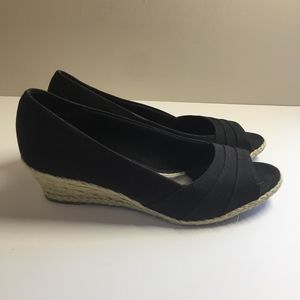 7 Kelly & Katie Black Straw Wedge Peep Toe Sandal
